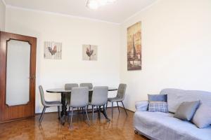 都靈的住宿－La casa dei nonni - Ampio trilocale zona Lingotto，客厅配有桌子和沙发
