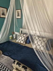 1 dormitorio con 1 cama con mosquitera en Villa Borostyán, en Tihany