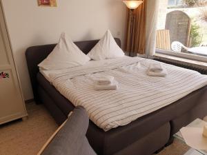1 dormitorio con 1 cama con 2 toallas en Ferienwohnung Sonnenschein Hahnenklee, en Hahnenklee-Bockswiese