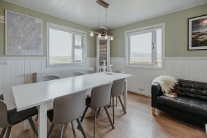 Khu vực ghế ngồi tại Brúnastaðir Holiday Home