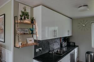 A cozinha ou cozinha compacta de Brúnastaðir Holiday Home
