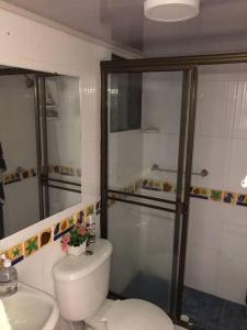 Koupelna v ubytování Casa comoda, bien ubicada en conjunto con piscina