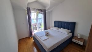 Postel nebo postele na pokoji v ubytování Apartmani Ferdi