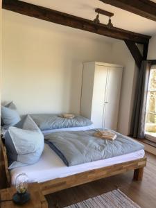 ein Bett mit zwei Kissen auf einem Zimmer in der Unterkunft Altes Backhaus Bauernhof Vogel in Röhrsen
