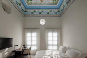 Cama ou camas em um quarto em The Efendi Hotel Akko