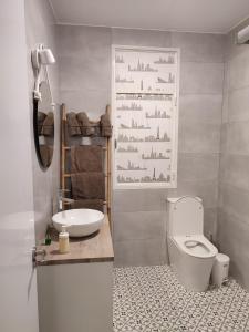 een badkamer met een toilet en een wastafel bij APARTAMENTO RECIEN REFORMADO EN EL CENTRO DE VILAGARCÍA DE AROUSA. in Vilagarcia de Arousa