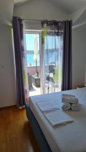 Postel nebo postele na pokoji v ubytování Apartmani Ferdi
