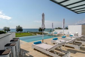 Piscina de la sau aproape de Seafront VILLA PELAGIA SUPERB New listing2021