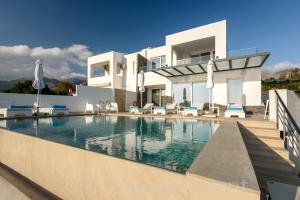 een huis met een zwembad ervoor bij Seafront VILLA PELAGIA SUPERB New listing2021 in Chania