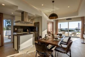 uma cozinha e sala de jantar com mesa e cadeiras em Seafront VILLA PELAGIA SUPERB New listing2021 em Chania Town