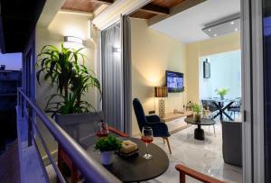 Marble In في بريفيزا: غرفة معيشة مع طاولة وكرسي