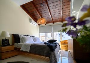 1 dormitorio con cama y ventana grande en Marble In en Preveza