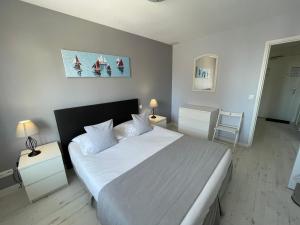 Postel nebo postele na pokoji v ubytování Hôtel de la Plage