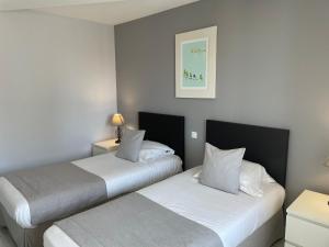 Postel nebo postele na pokoji v ubytování Hôtel de la Plage