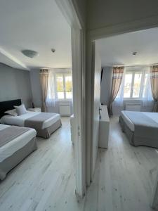 Postel nebo postele na pokoji v ubytování Hôtel de la Plage