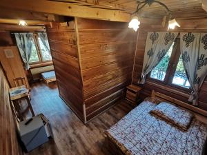 an overhead view of a bedroom in a log cabin at uDany Noclegi obok Gondoli in Szczyrk