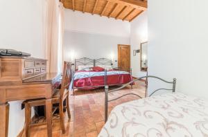 1 dormitorio con escritorio y 1 cama en una habitación en Residenza Il Villino B&B, en Florencia