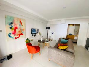 un soggiorno con divano e tavolo di Ezgi's Suite With Terrace in The Heart of Marmaris a Marmaris