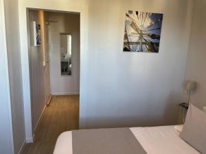 Postel nebo postele na pokoji v ubytování Hôtel de la Plage