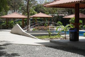 谷安東的住宿－El Valle Resort & Spa - Aguas Termales，公园里的一个滑梯,公园里有一个喷泉