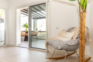 Część wypoczynkowa w obiekcie Scandinavian style apartment with sea views in a beachfront urbanisation in Calahonda 15 minutes from center of Marbella!