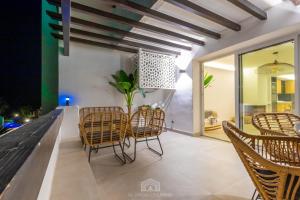 Patio lub wspólna przestrzeń na świeżym powietrzu w obiekcie Scandinavian style apartment with sea views in a beachfront urbanisation in Calahonda 15 minutes from center of Marbella!