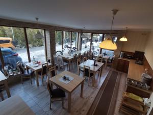 Restauracja lub miejsce do jedzenia w obiekcie uDany Noclegi obok Gondoli
