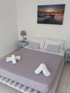 duże łóżko z dwoma składanymi ręcznikami w obiekcie WONDERFULL SEA VIEW II w mieście Parasporos