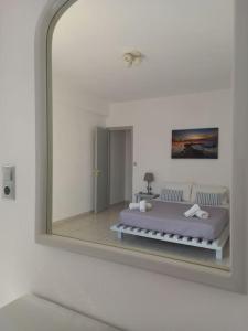 lustrzane odbicie łóżka w sypialni w obiekcie WONDERFULL SEA VIEW II w mieście Parasporos +37 zdjęć