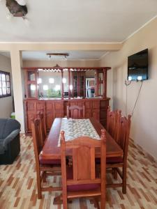 comedor con mesa de madera y sillas en Casa Piedra Blanca en Cachí