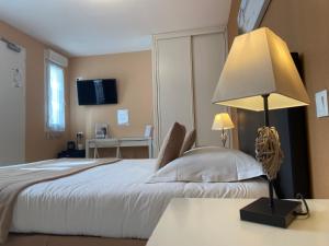 Postel nebo postele na pokoji v ubytování Hôtel de la Plage