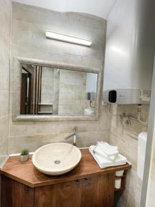 y baño con lavabo y espejo. en Colorway Apartment en Belgrado