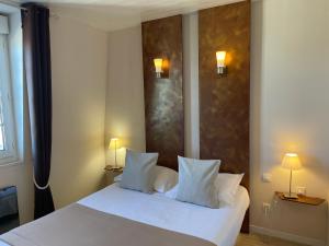 Postel nebo postele na pokoji v ubytování Hôtel de la Plage