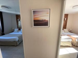 Postel nebo postele na pokoji v ubytování Hôtel de la Plage