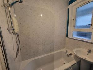 Phòng tắm tại 4 Bedroom Apts at Sensational Stay Serviced Accommodation Aberdeen- Powis Crescent