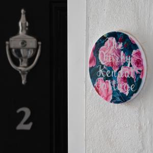 un pomo de puerta con un cartel que dice feliz intercambio de aniversario en Quirky Kendal Cottage en Kendal