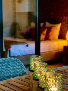 un groupe de verres assis sur une table avec un lit dans l'établissement Amazing Sea View La Hacienda Alcaidesa Links Golf Beach Resort, à Alcaidesa