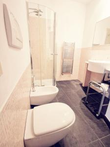 łazienka z toaletą i umywalką w obiekcie Cinema House w Rzymie