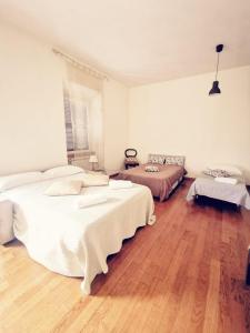 sypialnia z 2 łóżkami i drewnianą podłogą w obiekcie Cinema House w Rzymie
