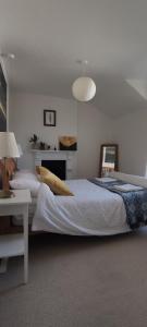 Een bed of bedden in een kamer bij Adail Cottage