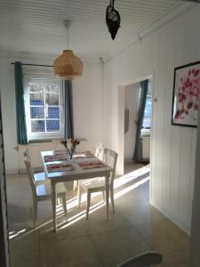 哈穆瓦爾的住宿－A l'Orée du Bois，一间带桌椅的用餐室