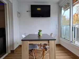 TV a/nebo společenská místnost v ubytování Hany apartment Ducado 2-I