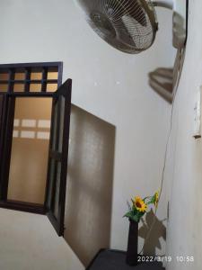 萊蒂西亞的住宿－Don Ramirez，一间房间,桌子上装有镜子和花瓶
