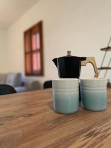 eine Teekanne und zwei Tassen auf dem Tisch in der Unterkunft Rudnički Eko Breg in Rudnik