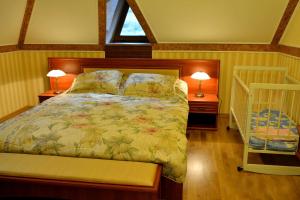 Кровать или кровати в номере Sadyba na Gutsulsky Polonyni