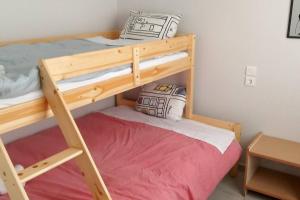 Łóżko piętrowe w pokoju z łóżkiem piętrowym w obiekcie Paris house 3 w mieście Patras