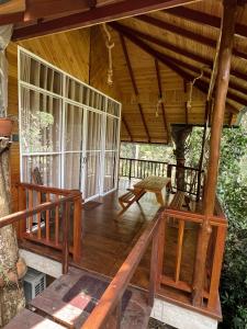 米瑞莎的住宿－Cinnamon View Lodge Mirissa，一个带木甲板的房子的门廊