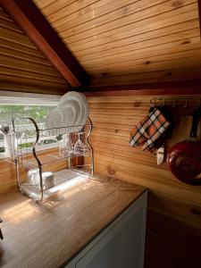 un bancone della cucina con un portapiatti e stoviglie di Cinnamon View Lodge Mirissa a Mirissa
