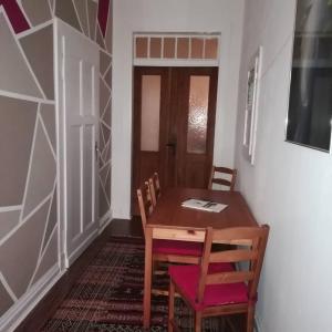 Un comedor con mesa y sillas de madera. en Gästezimmer Vermietung Reinstorf, en Reinstorf