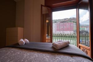 เตียงในห้องที่ Apartamento BIO Exclusivo con mirador en Bilbao y aparcamiento público gratuito